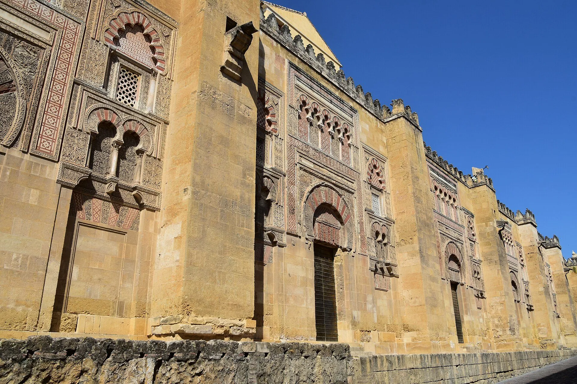 الجدار الخارجي للمسجد الجامع بقرطبة وأبوابه المزخرفة في الشمس